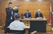 Un funcionario judicial exhibe el arma que según el testigo fue utilizada para asesinar a Robert. Al fondo, los magistrados Federico Ortiz y Héctor Fabián Escobar.