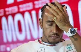 El piloto Lewis Hamilton en conferencia de prensa en Mónaco.