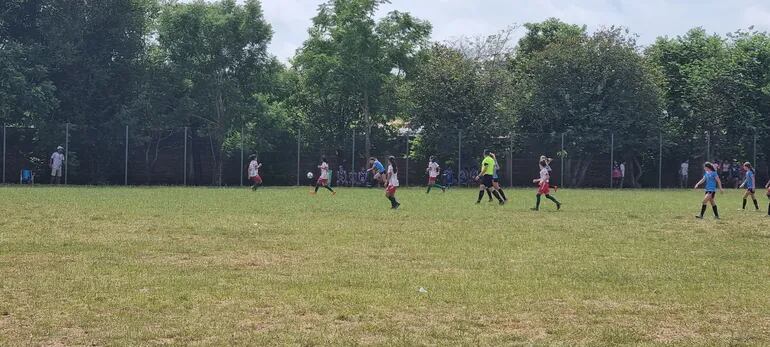 Momento de uno de los encuentros deportivos de la categoría femenina de la copa Latinoamericana que se está desarrollando den San Ignacio y Santa Rosa, Misiones.