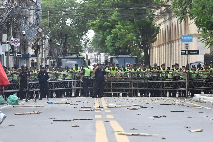 Un pelotón de policías y carros hidrantes resguardan las inmediaciones del Congreso Nacional, donde se registraron incidentes que no pasaron a mayores.