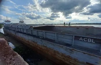 En la INC alegan que no pueden trasladar clínker en barcazas, pero en la planta de Vallemí llegó toneladas de coque a través de la hidrovía.