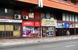 Vista de calles vacías y comercios cerrados en el microcentro de Asunción durante las restricciones dictadas por el Gobierno en el 2020.