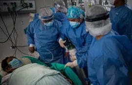 Sanitarios asisten a un paciente en la Unidad de Cuidados Intensivos del Hospital "Alberto Sabogal Sologuren", en Lima.