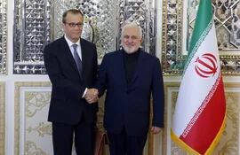 El director general de la OIEA, Cornel Feruta (i) reunido con el ministro de Relaciones Exteriores de Irán, Mohamad Yavad Zarif, el pasado domingo en Teherán.