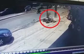 El motociclista terminó impactando contra una columna y fue diagnosticado con muerte cerebral. Imagenes del circuito cerrado captaron parte del choque.