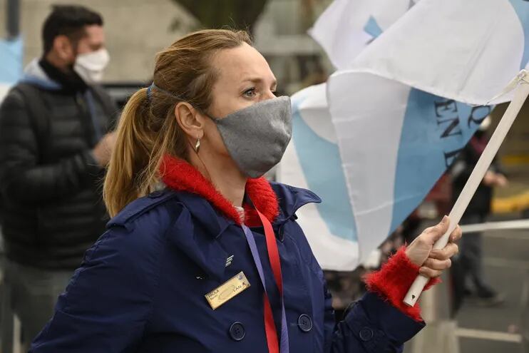 Una manifestante con mascarilla durante una protesta en Buenos Aires, Argentina.