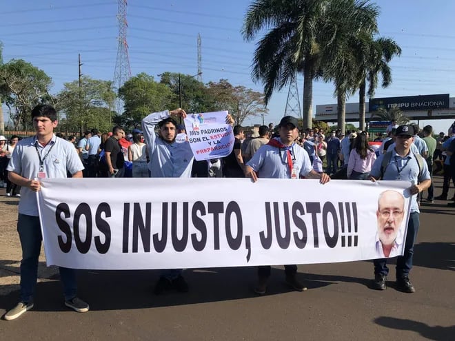 Protesta de empleados desvinculados de Itaipú señalan que el director general, Justo Zacarías Irún, es injusto por la decisión que tomó al descontratar a 187 personas que ingresaron mediante el último concurso.