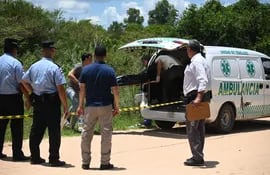 El cuerpo del militar Líder Javier Ríos es subido a una ambulancia. El policía Oliver Lezcano habría confesado el asesinato.