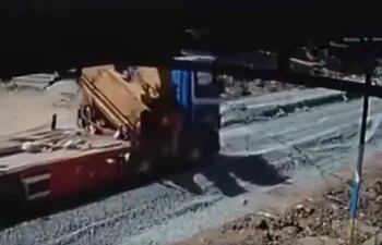 Imagen del camión que cortó el cable, según el denunciante. (Captura de video).