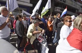 El pasado 18 de abril, los jubilados y pensionados del IPS se manifestaron frente a la Caja Central del IPS para solicitar la destitución de Vicente Bataglia.