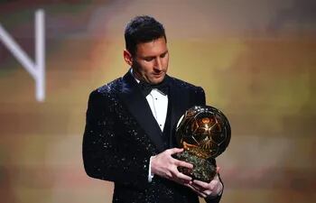 Messi observa detenidamente el Balón de Oro que le entregaron ayer, por séptima vez desde 2009.