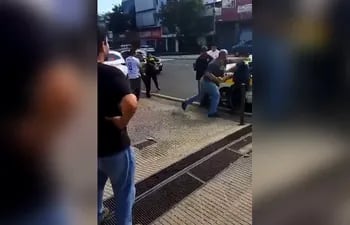 Captura del video donde se observa la pelea entre agentes de la PMT de Asunción y un conductor.
