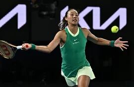 La china Qinwen Zheng en un partido de las semifinales del Abierto de Australia 2024.