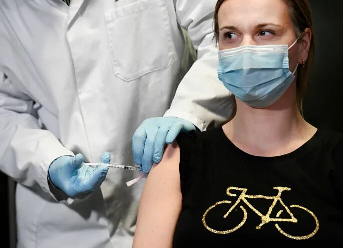 Una mujer recibe una dosis de la vacuna del laboratorio Moderna contra el Covid-19, en el Medisch Spectrum Twente, en Enschede, en Holanda.