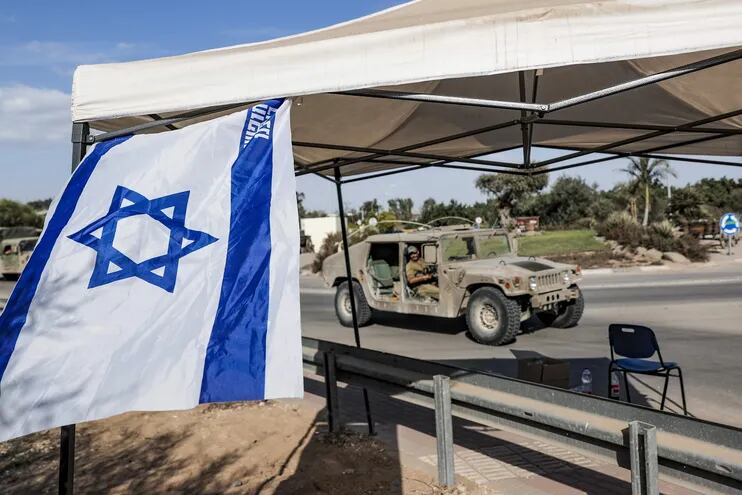 Numerosos vehículos blindados y soldados del ejercito israelí se encuentran agrupados en una zona indeterminada del frente, tras el ataque aéreo de anoche de los militares israelís sobre la Franja de Gaza.
