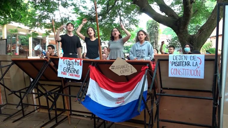 Universitarios declararon paro y toman facultades tras sanción de la ley Hambre Cero.