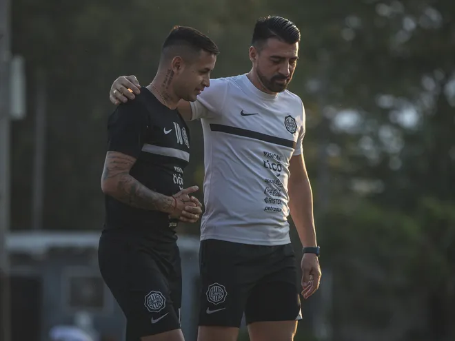 Derlis González (i) y Julio César Cáceres durante el entrenamiento de Olimpia en la Villa Olimpia.
