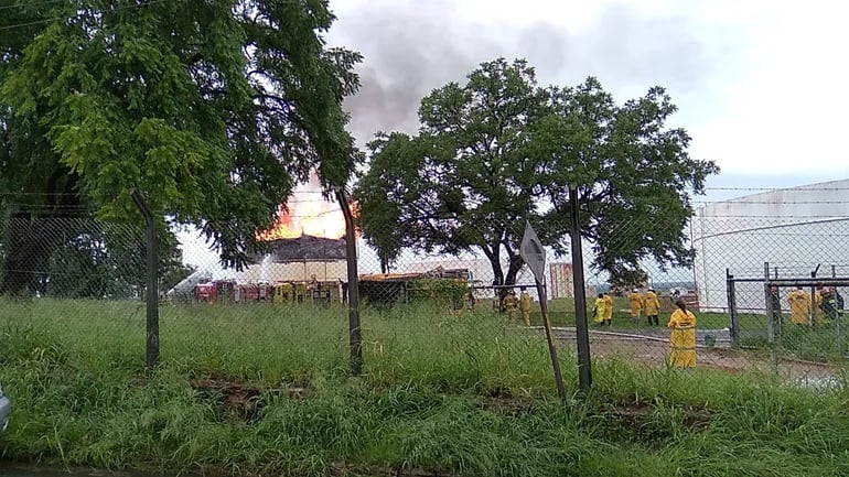 El riesgo se redujo en zona del incendio en un tanque de Petropar.
