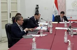 El ministro Eugenio Jiménez Rolón, Jorge Bogarín Alfonso y Oscar Paciello Samaniego, en la sesión extraordinaria del Consejo de la Magistratura.