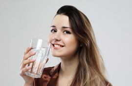 Beber agua es sumamente importante para mantener la salud.