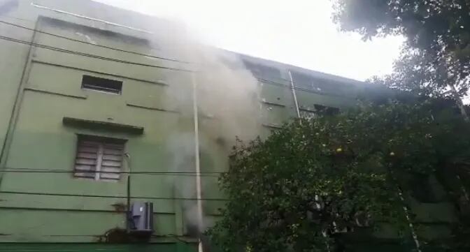 Mucho humo sale de las ventanas del edificio siniestrado