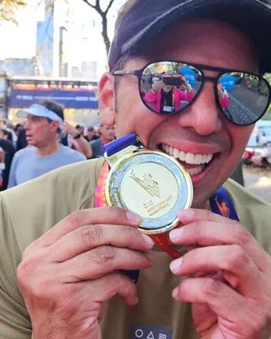 El nutricionista Diego López, feliz con su medalla al finalizar la Maratón de Nueva York.