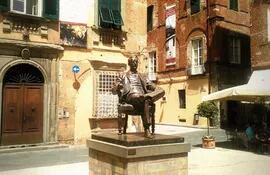 estatua-de-puccini-en-lucca-163633000000-1607027.jpg