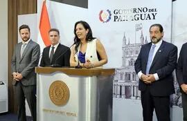 La ministra de Obras Públicas, Claudia Centurión, dio el anuncio de la realización en Asunción de la Semana de la Energía, organizada por Olade.