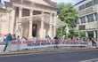 Especialistas aglutinados en el Sindicato Nacional de Médicos protestaron hoy por mejoras salariales frente al Panteón de los Héroes.