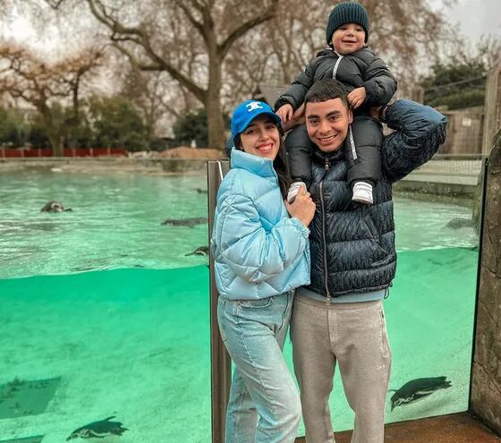 ¡Linda familia! Alexia Notto y Miguel Almirón con el pequeño Francesco, en el ZSL London Zoo.