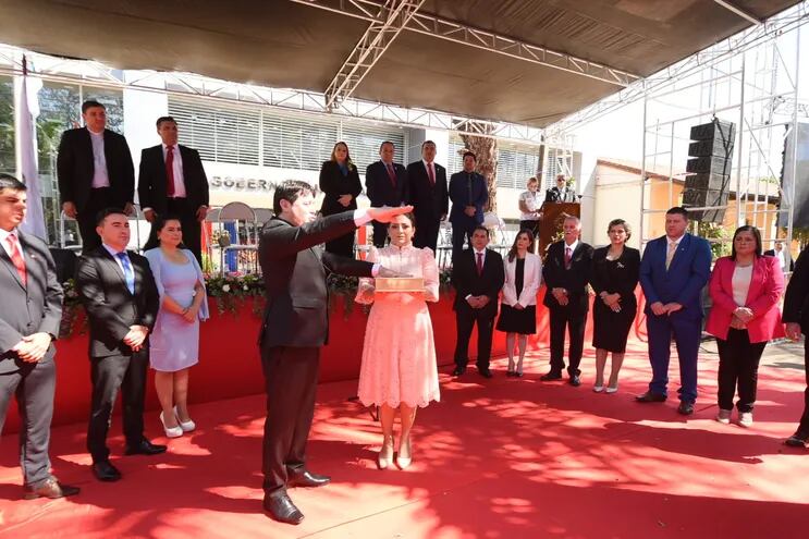 Momento de juramento de Cristian Andres Acosta como gobernador de Caazapá.