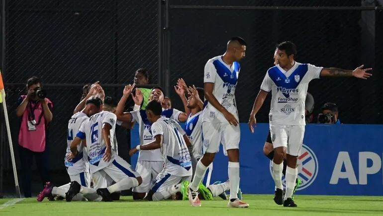 Los jugadores de Sportivo Ameliano festejan un gol en la final de la Supercopa Paraguay contra Olimpia en el estadio Defensores del Chaco, en Asunción.