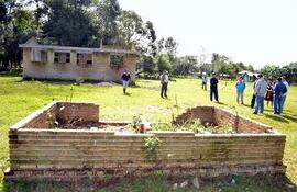 los-pobladores-del-asentamiento-chemenda-recorren-la-construccion-en-la-escuela-25-de-julio-que-quedo-abandonada-por-el-mec--211522000000-1114318.jpg