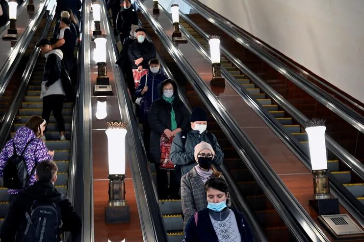 Varios pasajeros usan mascarilla en el metro de Moscú en Rusia.