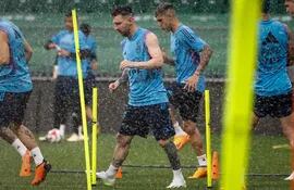 Lionel Messi (L) de Argentina realiza ejercicios con sus compañeros durante un entrenamiento en el Worker's Stadium de Beijing, China, el 14 de junio de 2023. La selección argentina de fútbol, ​​actual campeona del mundo, jugará un partido amistoso contra Australia en Pekín, China, el 15 de junio de 2023.