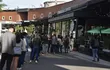 Largas filas en la primera tienda de Starbucks en Paraguay.