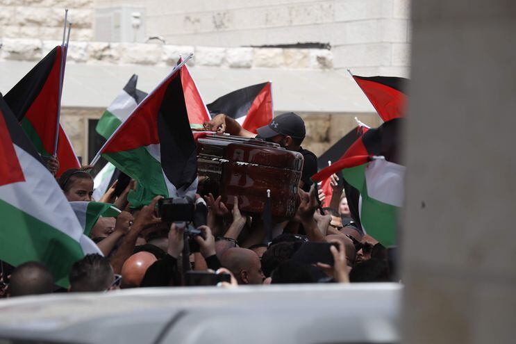 Varias personas llevan el féretro de la periodista estadounidense-palestina asesinada, Shireen Abu Akleh.