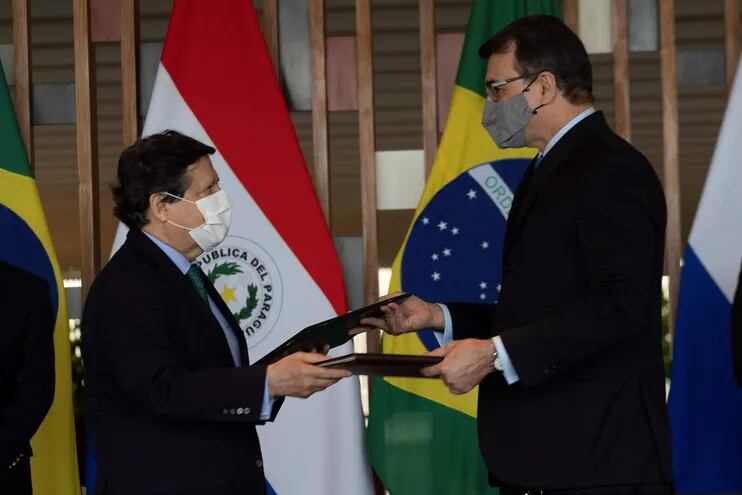 El canciller de Brasil, Carlos Franca (d), y su homólogo de Paraguay, Euclides Acevedo (i), firmaron un documento en el Palacio de Itamarati el viernes pasado en Brasilia.