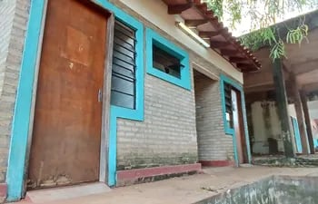 Todas las instalaciones de la escuela Amanecer de la compañía Caacupemí del distrito de Areguá necesita refacción. Prácticamene en su totalidad está afectada por humedad.