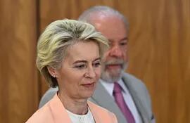 El presidente de Brasil, Lula da Silva (al fondo) recibió en Brasilia a la líder europea Úrsula von der Leyen para hablar sobre la guerra en Ucrania y el acuerdo Mercosur-UE. Un ministro de Lula dijo que el anexo medioambiental de la UE es una "exageración". (archivo)
