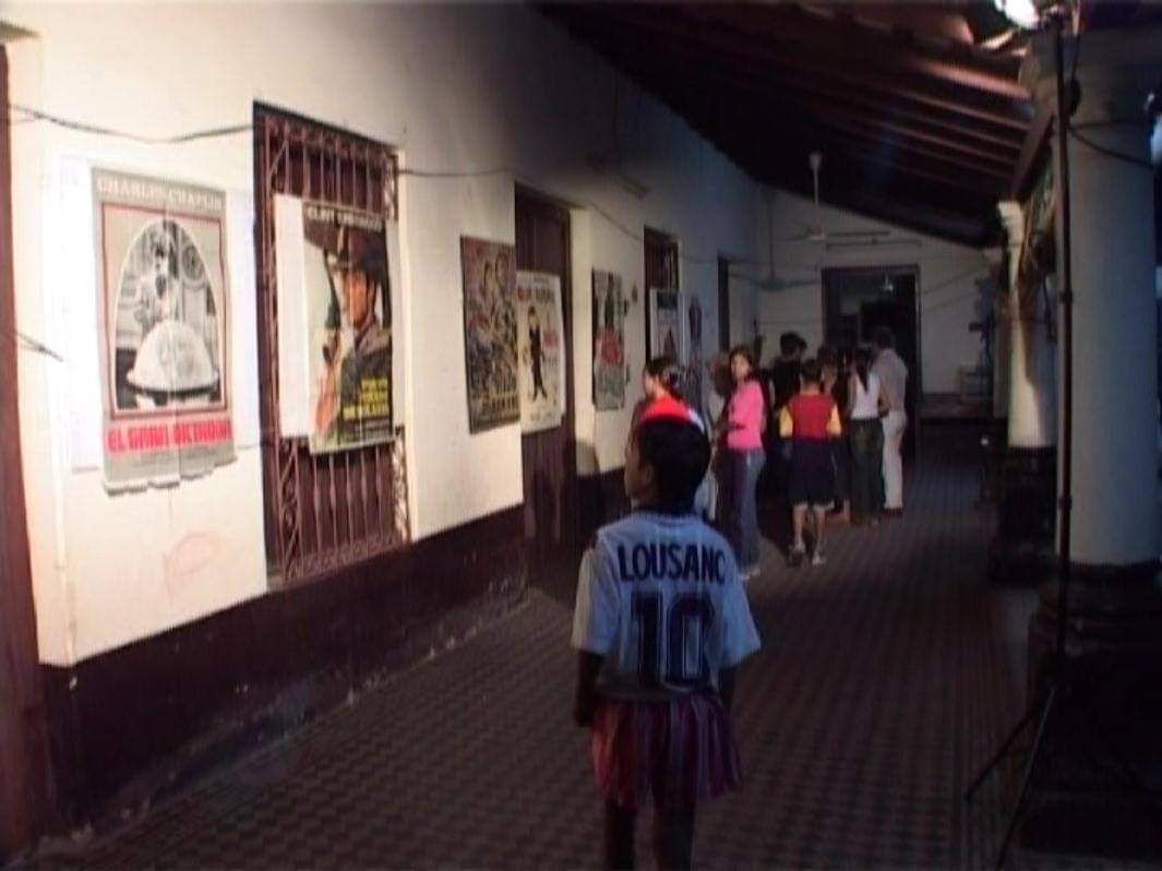 La cartelera de películas atraía a cientos de personas de Guarambaré y ciudades vecinas a mediados del siglo pasado. El local cine bar terraza, es todo un patrimonio cultural y que puede desaparecer.