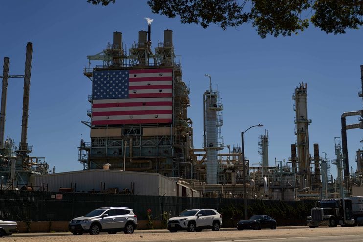Una refinería de petróleo en Wilmington, California. (AFP)