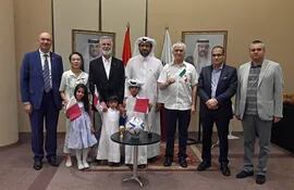 El embajador qatarí –anfitrión– junto a varios de los diplomáticos extranjeros invitados.