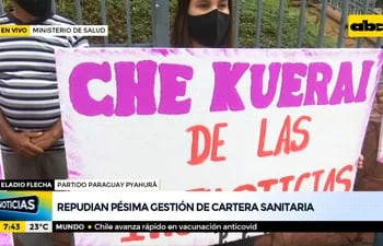 Con arengas, carteles de “che kuerai” y banderas, miembros del partido Paraguay Puahura dieron a conocer su postura frente al Ministerio de Salud.