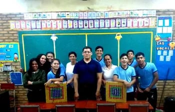 Estudiantes del 3° ciclo del Centro 11-350 de la educación para jóvenes y adultos de la ciudad de Capiatá junto al docente Enrique Monges.