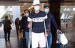 Robert Morales, llegando a Asunción, después de la operación de rodilla derecha a causa de una lesión de ligamento y menisco.