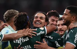 Gustavo Gómez (c) celebra el tanto que convirtió contra el Athletico Paranaense por la jornada 34 de la Serie A de Brasil.