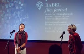Sofía Netto (izquierda) durante la presentación del cortometraje "Otra mano" en el Babel Film Festival, en Italia.
