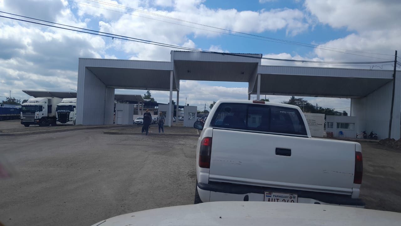Dos horas de espera para cruzar la frontera entre Puerto Falcón y Clorinda