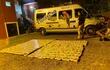 Policías de Investigaciones de Alto Paraná retiran los panes de cocaína del minibus interceptado en Hernandarias.